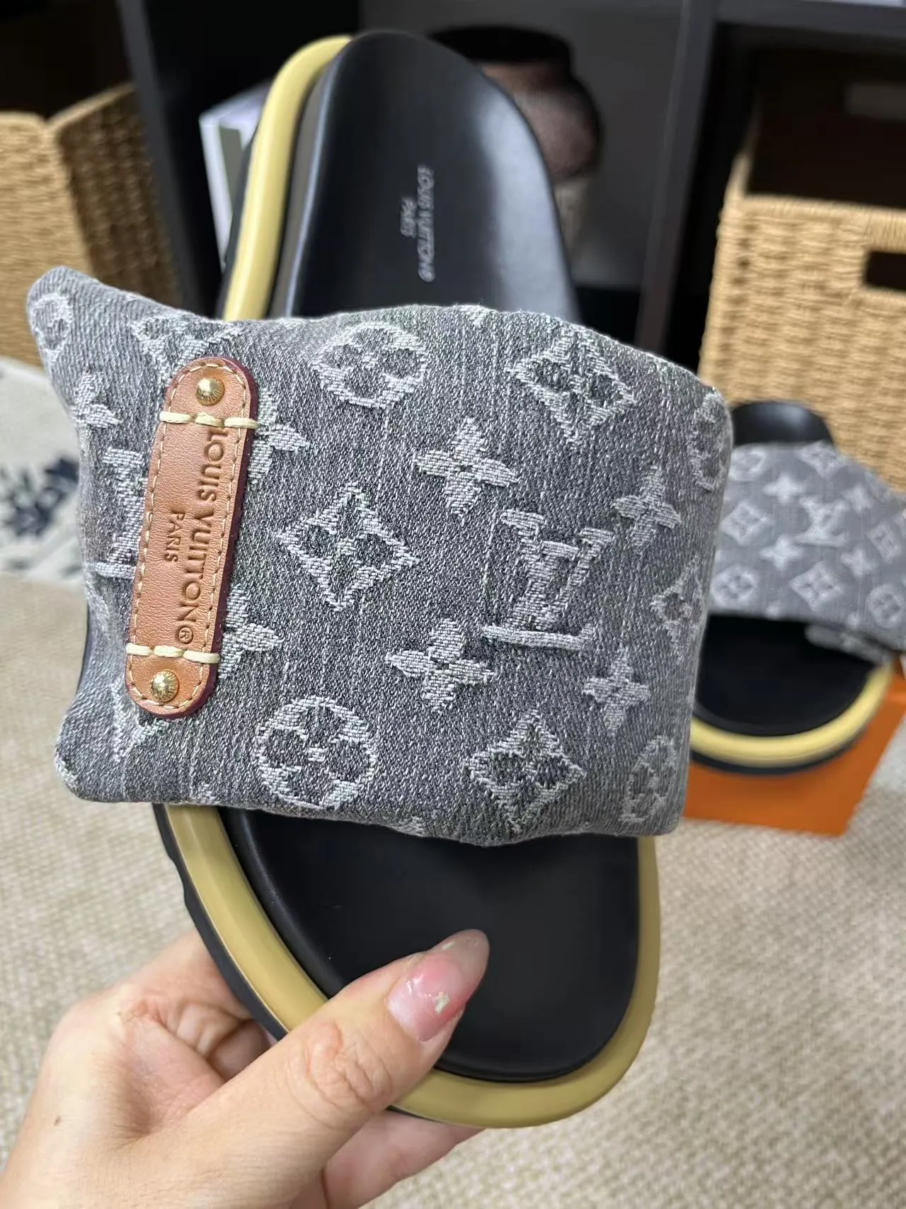 P340 yuan LV Louis Vuitton Full of high-end feel! A popular model among bloggers at home and abroad, it’s retro and fashionable, and looks stunning on your feet! Mainly recommended model on the official website★ ━━━━━ ЅᏇєєt ━━━━━ ▪️Upper: original calfskin ➕5D printing process ▪️Inner: imported mixed sheepskin ▪️Outsole: original molded foam outsole ▪️Size: Female 35-40 Men's 39-44 (women's 41 men's 45)